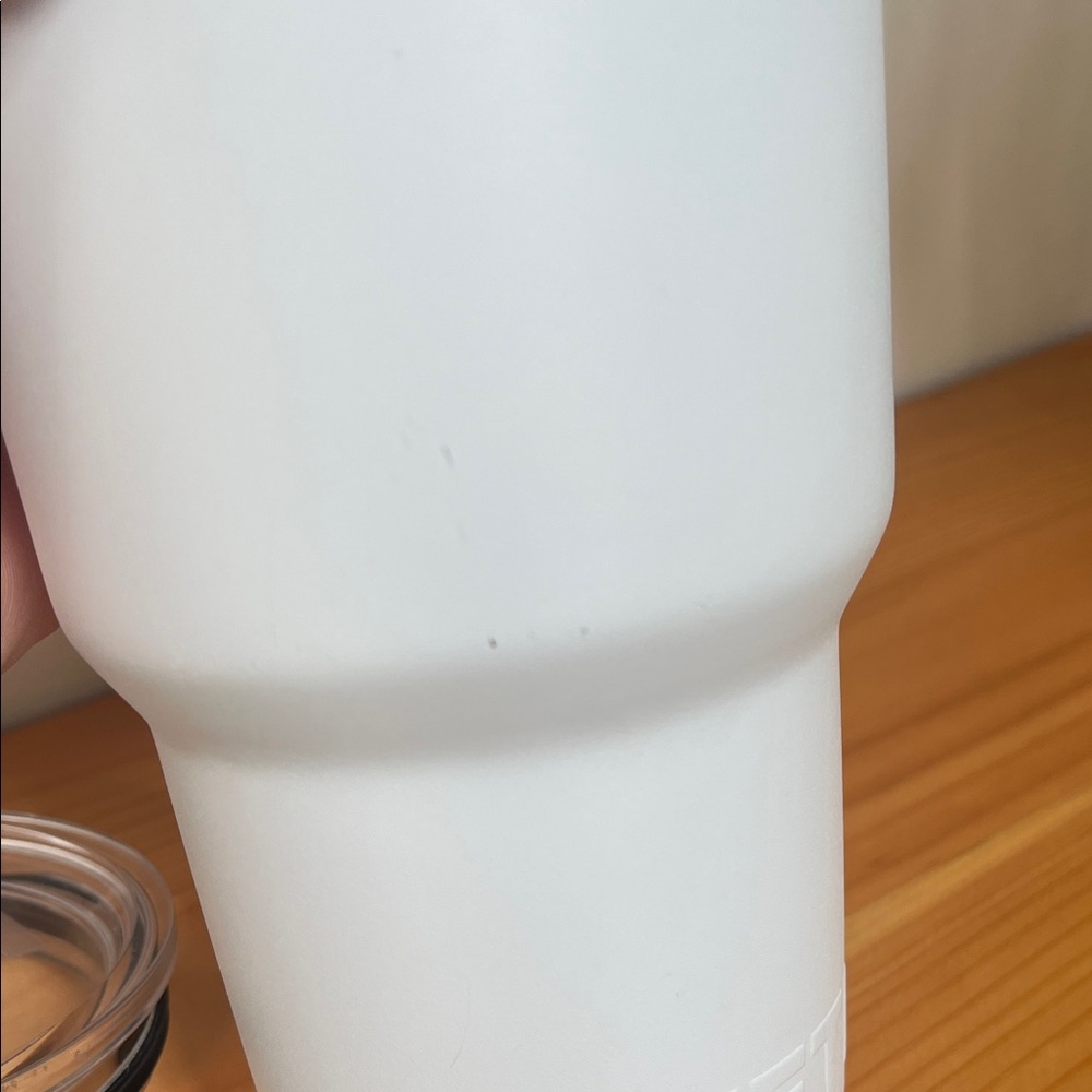 YETI Classic White Travel Mug with Clear Lid - Picture 7 of 8